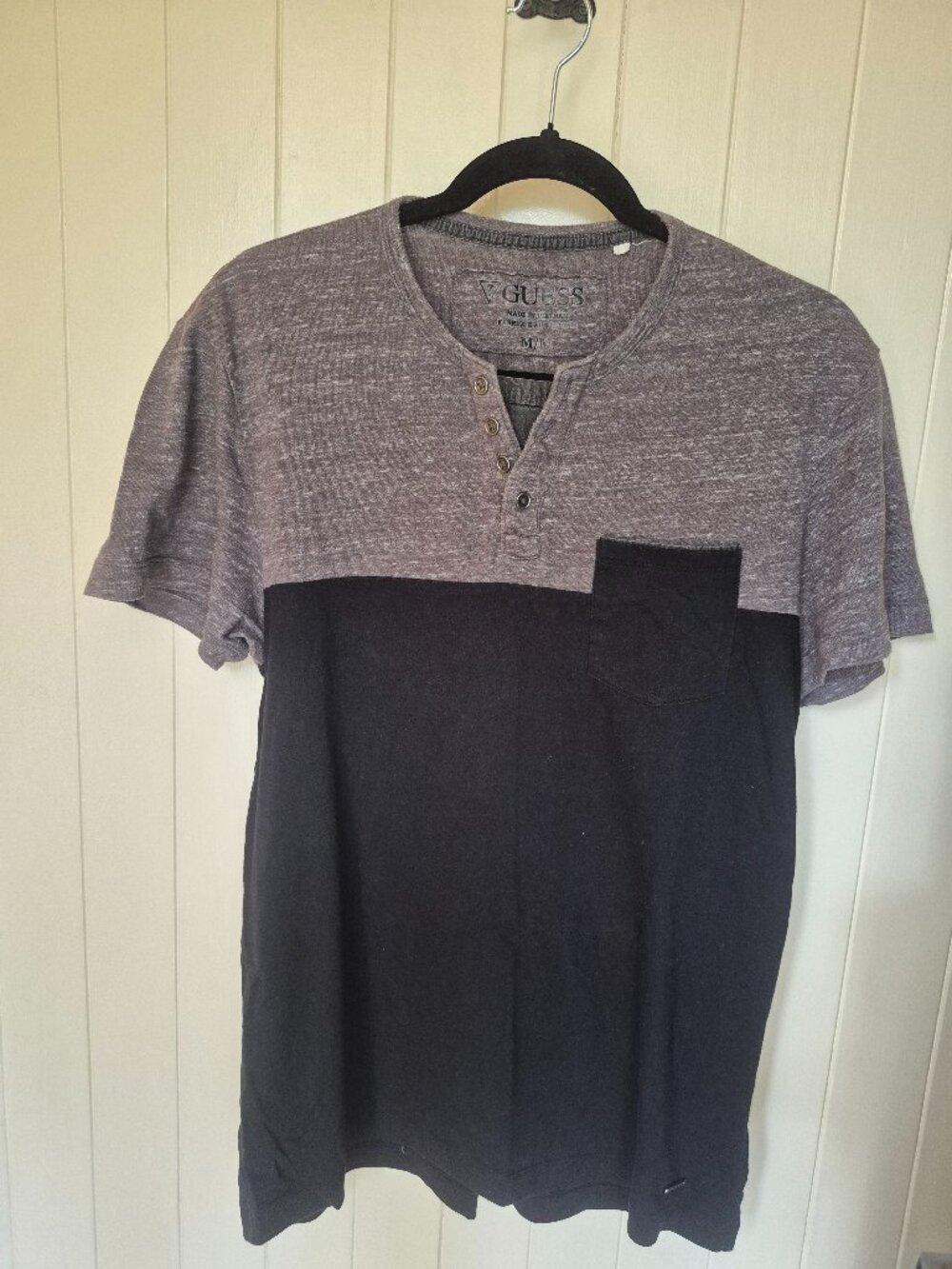 GUESS Colorblock Henley T-Shirt Men's Medium Gray Black Short Sleeve Pocket Tee